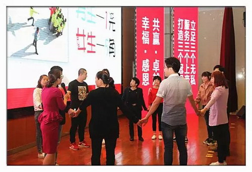 隆力奇集团召开迎新晚会