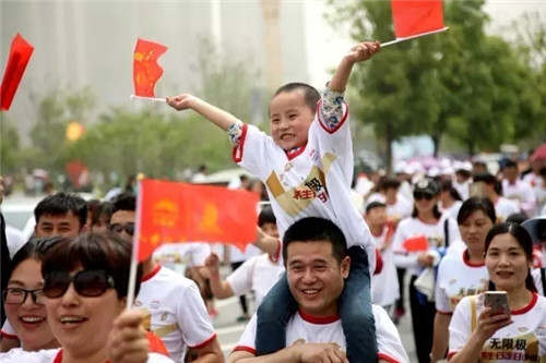 2000市民走进双清湾 无限极养生行走日引爆阜城!