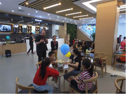 爱在心中,感恩有你——母亲节,我们在安利太原体验馆为妈妈献爱