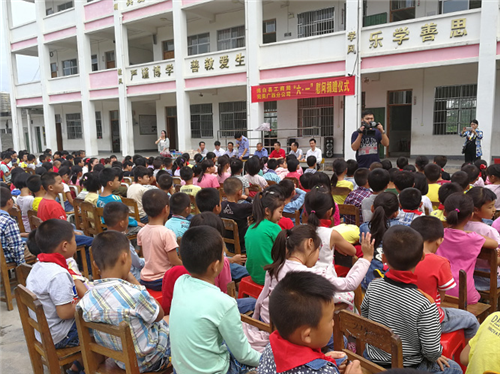完美广西分公司开展关爱儿童成长慰问活动
