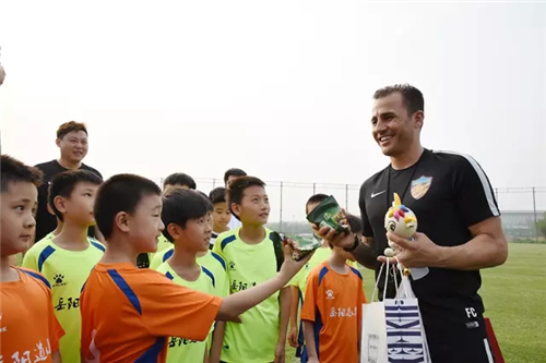 迎“六一” 天津权健足球俱乐部邀请岳阳道小学足球队参观训练