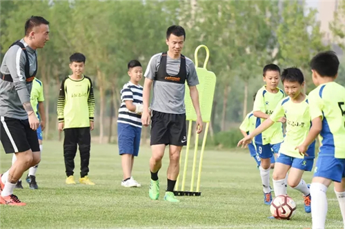 迎“六一” 天津权健足球俱乐部邀请岳阳道小学足球队参观训练