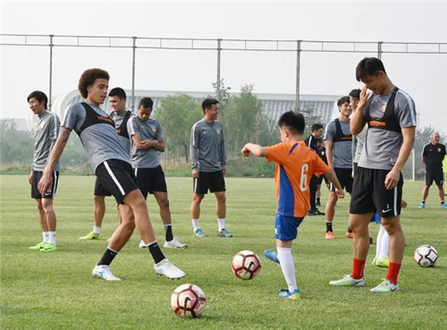 迎“六一” 天津权健足球俱乐部邀请岳阳道小学足球队参观训练