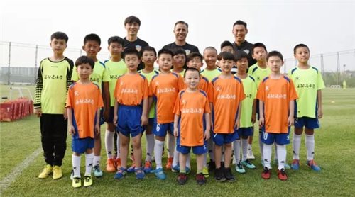 迎“六一” 天津权健足球俱乐部邀请岳阳道小学足球队参观训练