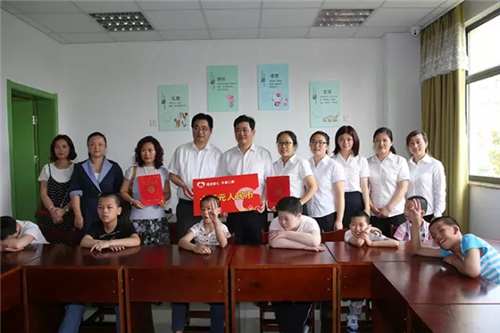 安惠志愿者六一献爱心 看望福利院儿童