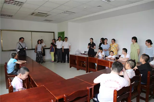 安惠志愿者六一献爱心 看望福利院儿童