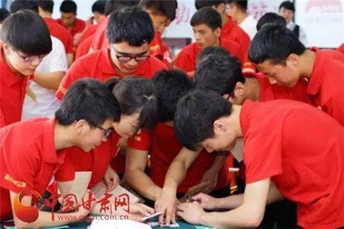 无限极甘肃“助学圆梦” 黄健龙客座教授传授＂思利及人＂