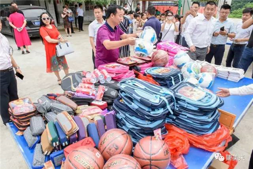 康美来道合体系高层慰问大别山贫困学童