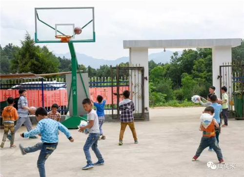 康美来道合体系高层慰问大别山贫困学童