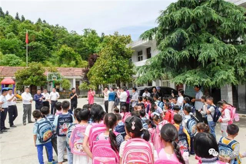 康美来道合体系高层慰问大别山贫困学童