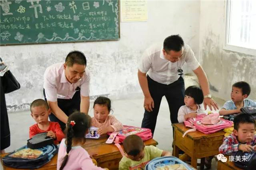 康美来道合体系高层慰问大别山贫困学童