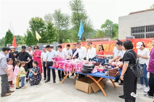 康美来道合体系高层慰问大别山贫困学童