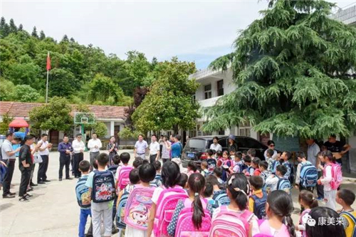 康美来道合体系高层慰问大别山贫困学童