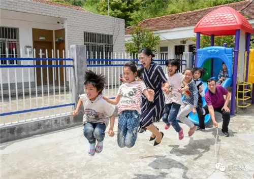 康美来道合体系高层慰问大别山贫困学童