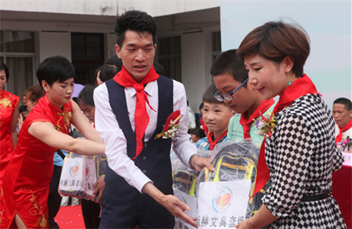 2017让爱传出去 ——第101所尚赫曹文爱小学揭牌仪式举行