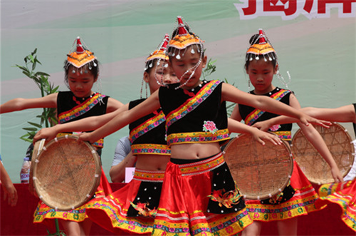 2017让爱传出去 ——第101所尚赫曹文爱小学揭牌仪式举行