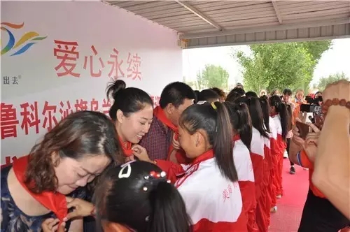 2017让爱传出去 ——第107所尚赫谭迎春小学揭牌仪式