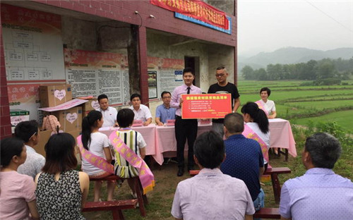 玫琳凯携手铜陵市工商局开展“情暖社区”爱心活动