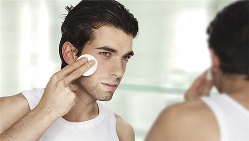 男士化妆品市场潜力大 彩妆意外受欢迎