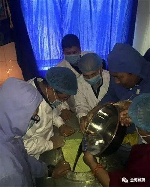 金诃藏药向尼玛教授荣膺国医大师祝贺并赠匾