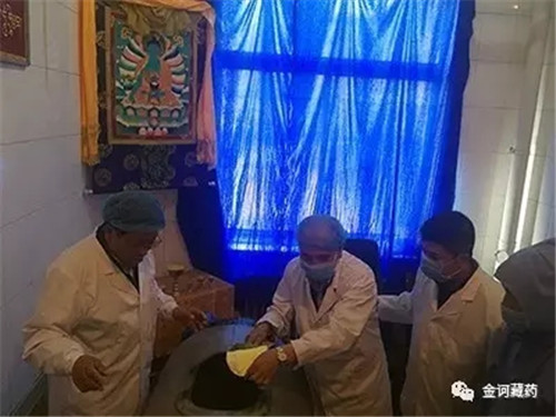 金诃藏药向尼玛教授荣膺国医大师祝贺并赠匾