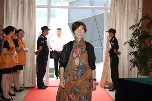 隆力奇隆重召开2017上半年表彰大会