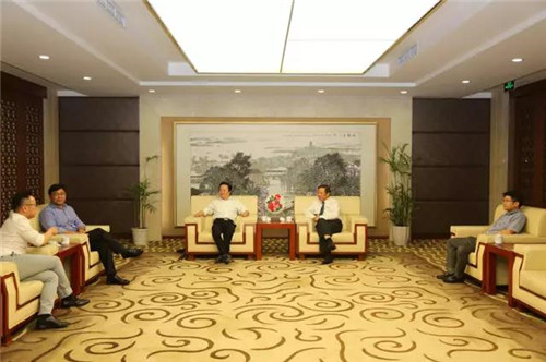 世界联合学院UWC董事长王嘉鹏一行考察隆力奇