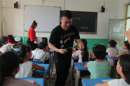 2017让爱传出去——第112所尚赫颜妮小学揭牌仪式举行