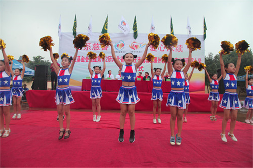 2017让爱传出去——第112所尚赫颜妮小学揭牌仪式举行