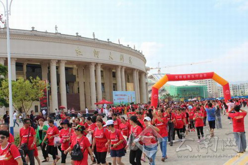 无限极养生行走日引爆红河 上班族爽乐开走