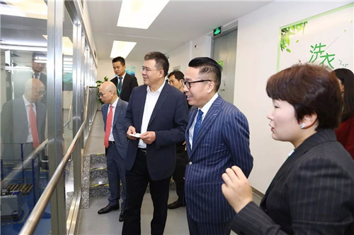 盐城开发区光电产业园周翔书记一行莅临绿叶视察指导