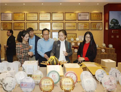 中国人民大学商学院EMBA1602班走进龙润集团参观交流