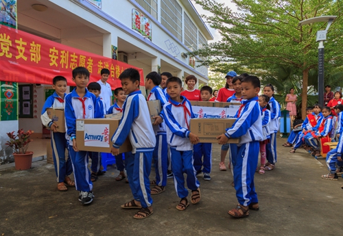 三亚安利志愿者走进山区小学开展爱心助学活动