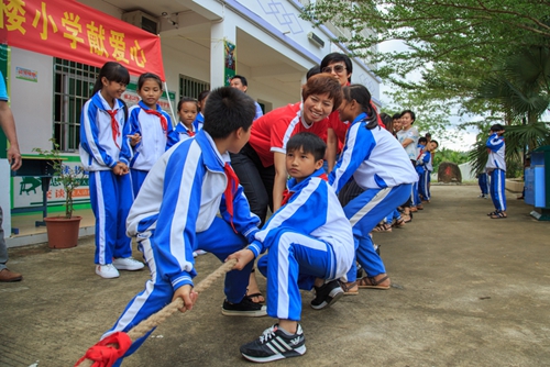 三亚安利志愿者走进山区小学开展爱心助学活动