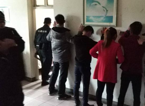 在这两个传销窝点内,行动人员查获了大量图书、笔记本等涉传资料。