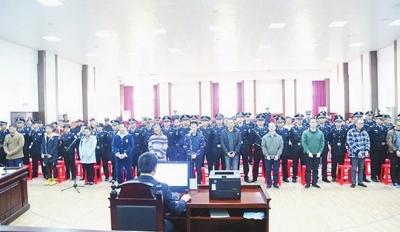 “黄冈传销第一案”公开开庭审理 28名被告过堂