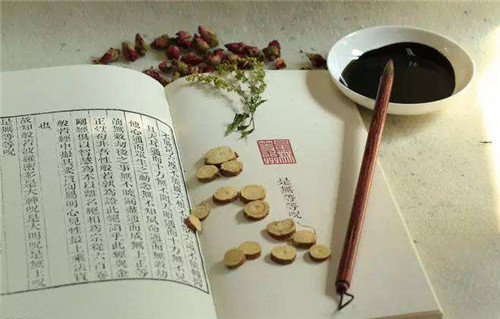 《中医药法》实施 全面为“国粹把脉”