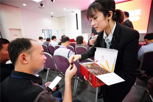 百名网络媒体总编走进无限极新会生产基地