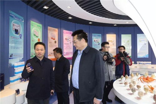 山东省发改委主任张新文、青岛市发改委主任李刚、崂山区区长赵燕一行莅临康尔视察指导工作