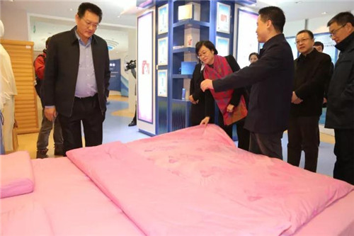 山东省发改委主任张新文、青岛市发改委主任李刚、崂山区区长赵燕一行莅临康尔视察指导工作