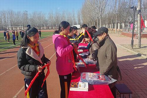 新时代“国珍书屋”捐赠活动走进辛侯庄小学