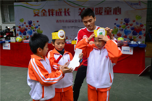 安利志愿者寒假前普及食品安全知识 助力青少年健康成长