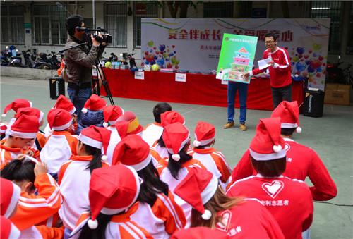 安利志愿者寒假前普及食品安全知识 助力青少年健康成长
