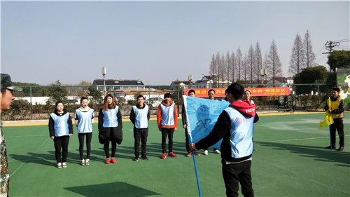 隆力奇供应链体系员工在江南奇兵拓展培训