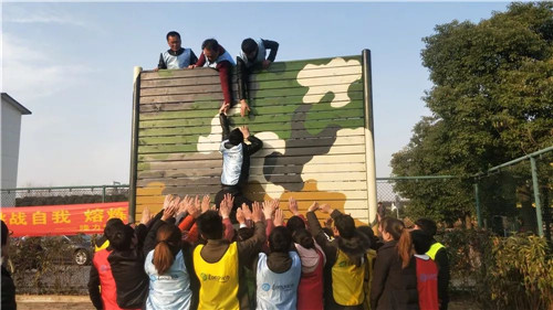 隆力奇供应链体系员工在江南奇兵拓展培训