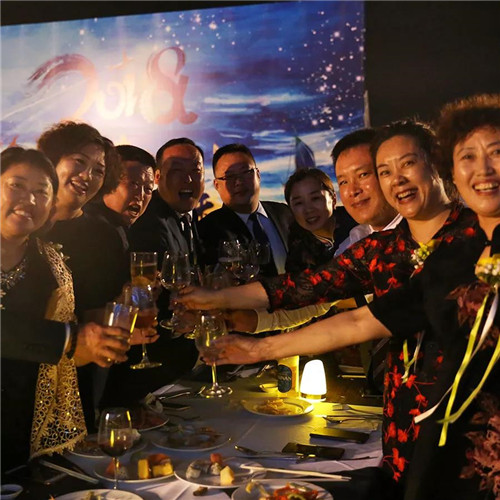 安发安享俱乐部“携手并进共赢未来”主题酒会温情上演