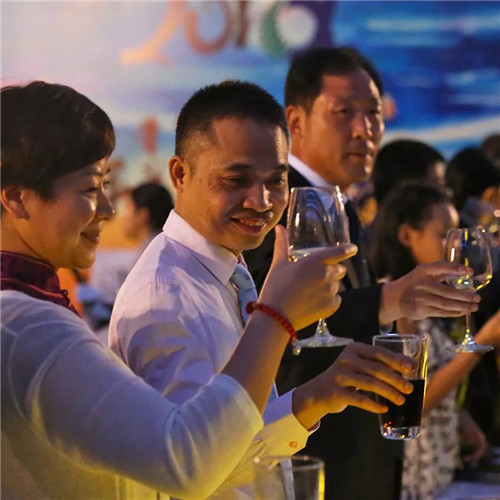 安发安享俱乐部“携手并进共赢未来”主题酒会温情上演