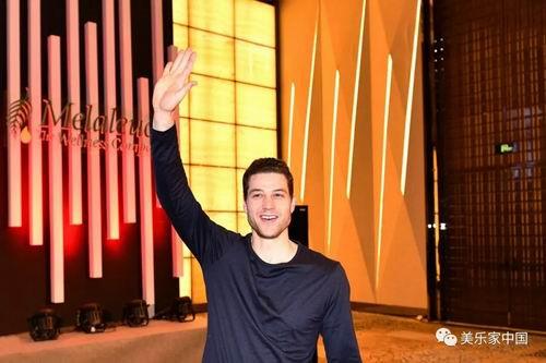 美乐家代言人吉默 • 弗雷戴特现身员工年会