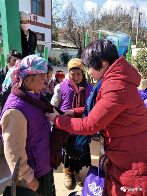 完美云南分公司党支部为云南少数民族村捐赠“母亲邮包”