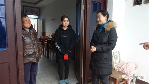 扬州完美党支部书记李益萍一行慰问困难大学生